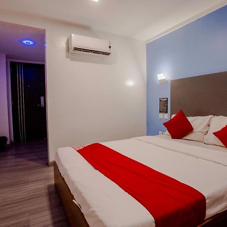 Oyo 666 Mc Hotel Fairview Кесон Сити Екстериор снимка