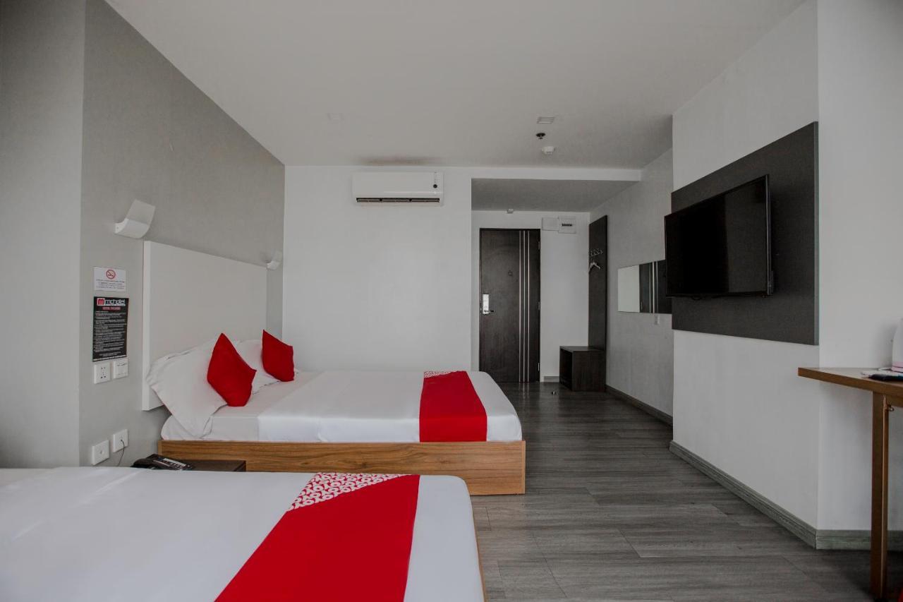 Oyo 666 Mc Hotel Fairview Кесон Сити Екстериор снимка