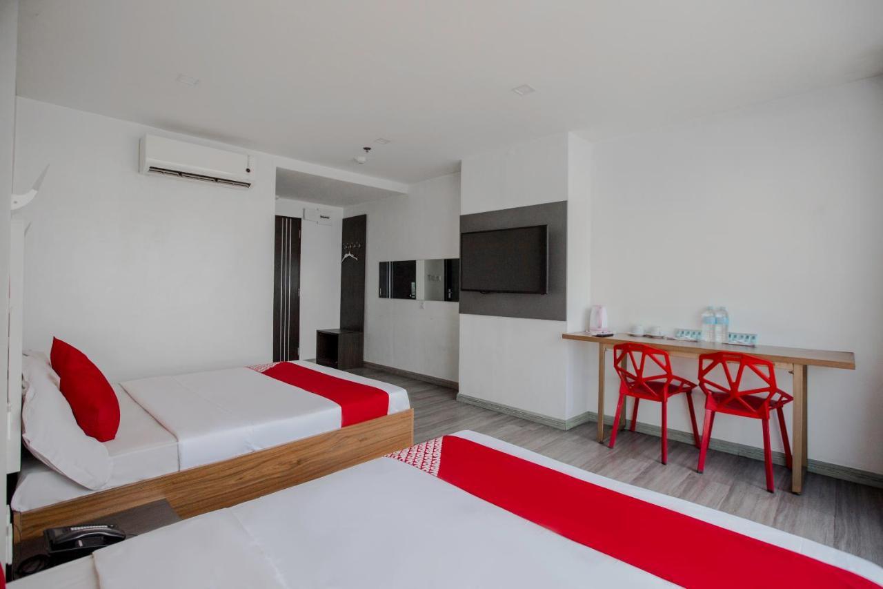 Oyo 666 Mc Hotel Fairview Кесон Сити Екстериор снимка