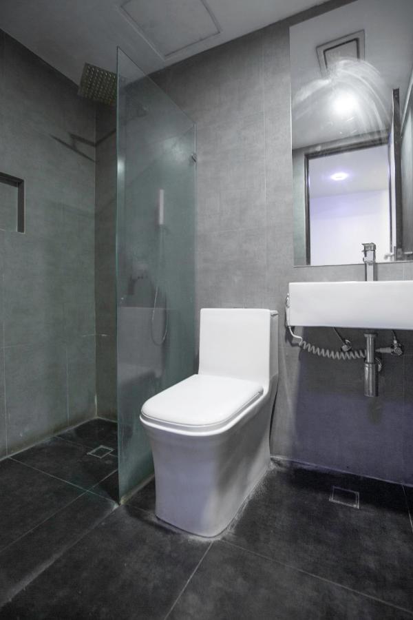 Oyo 666 Mc Hotel Fairview Кесон Сити Екстериор снимка