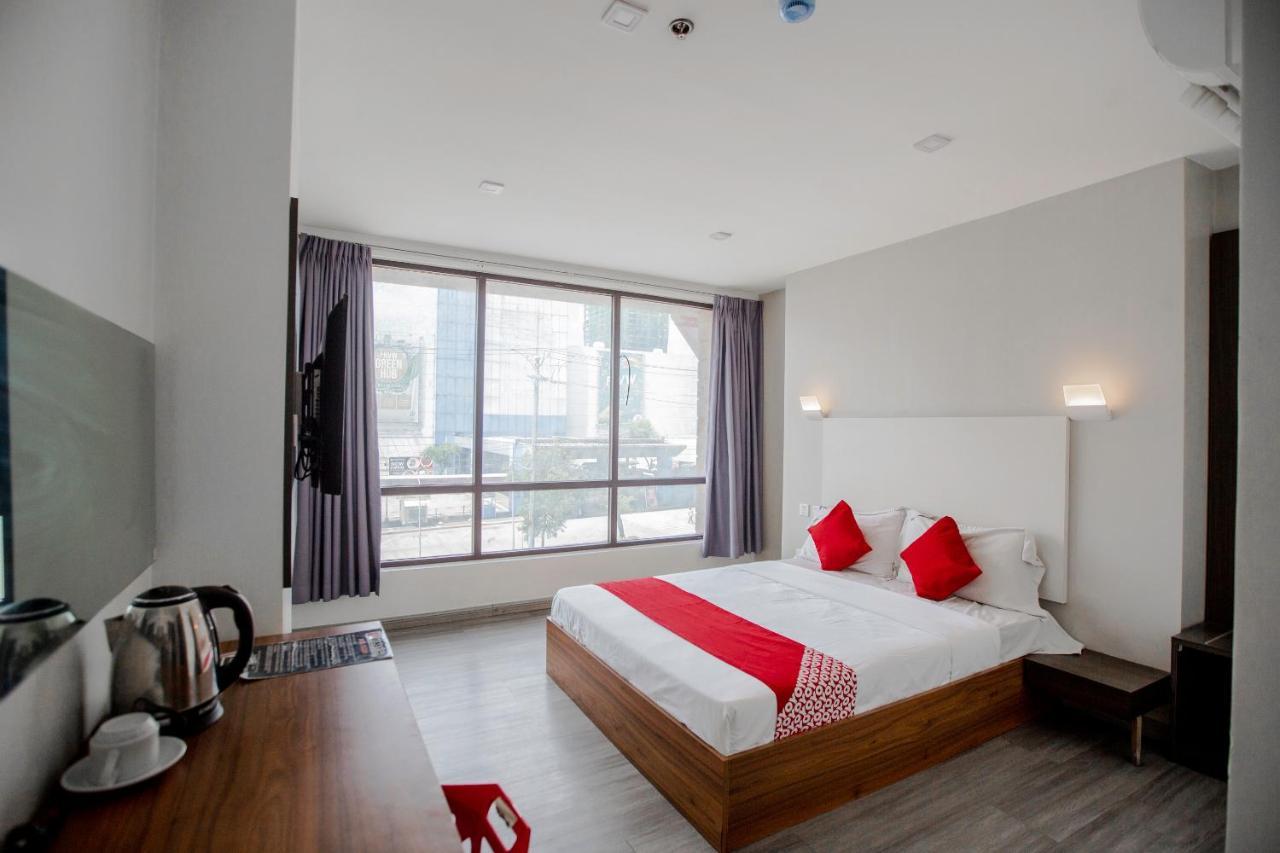Oyo 666 Mc Hotel Fairview Кесон Сити Екстериор снимка