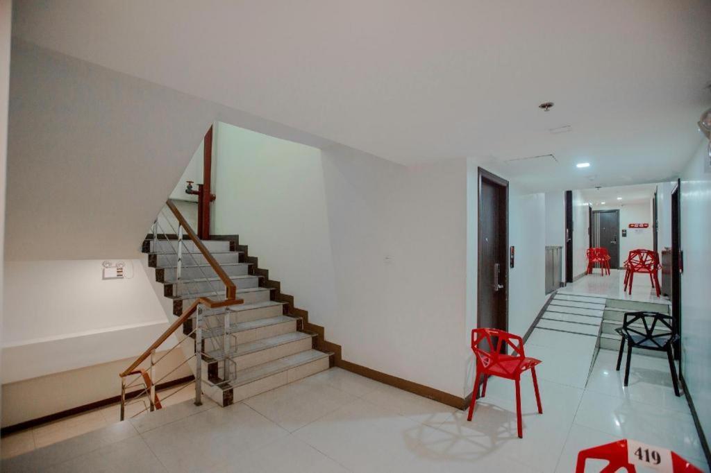 Oyo 666 Mc Hotel Fairview Кесон Сити Екстериор снимка